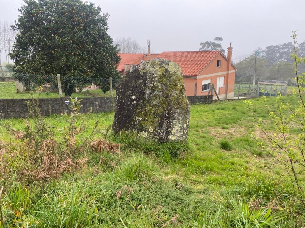 Menhir Pedra Fincada, Playa de Aguete y Playa de Mogor desde Marín