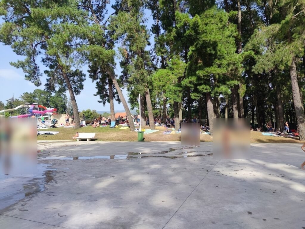 Instalaciones y atracciones del parque Acuático Monterrei Ourense