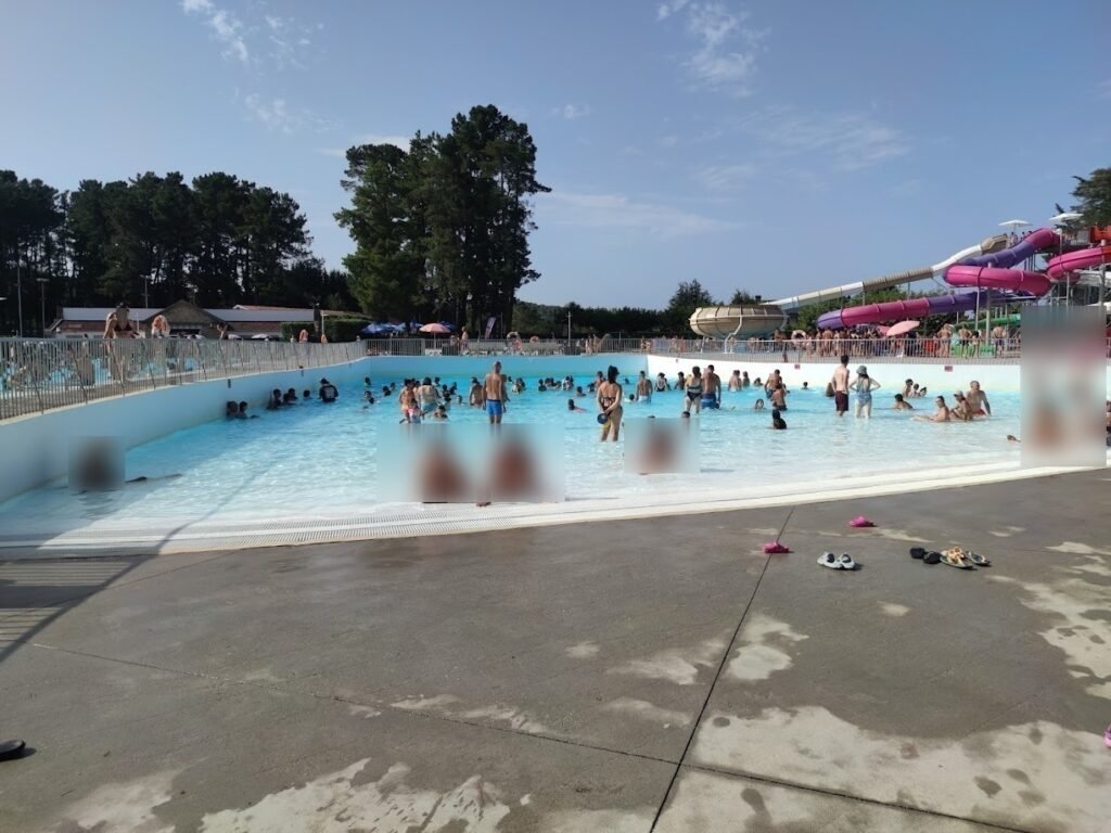 Instalaciones y atracciones del parque Acuático Monterrei Ourense