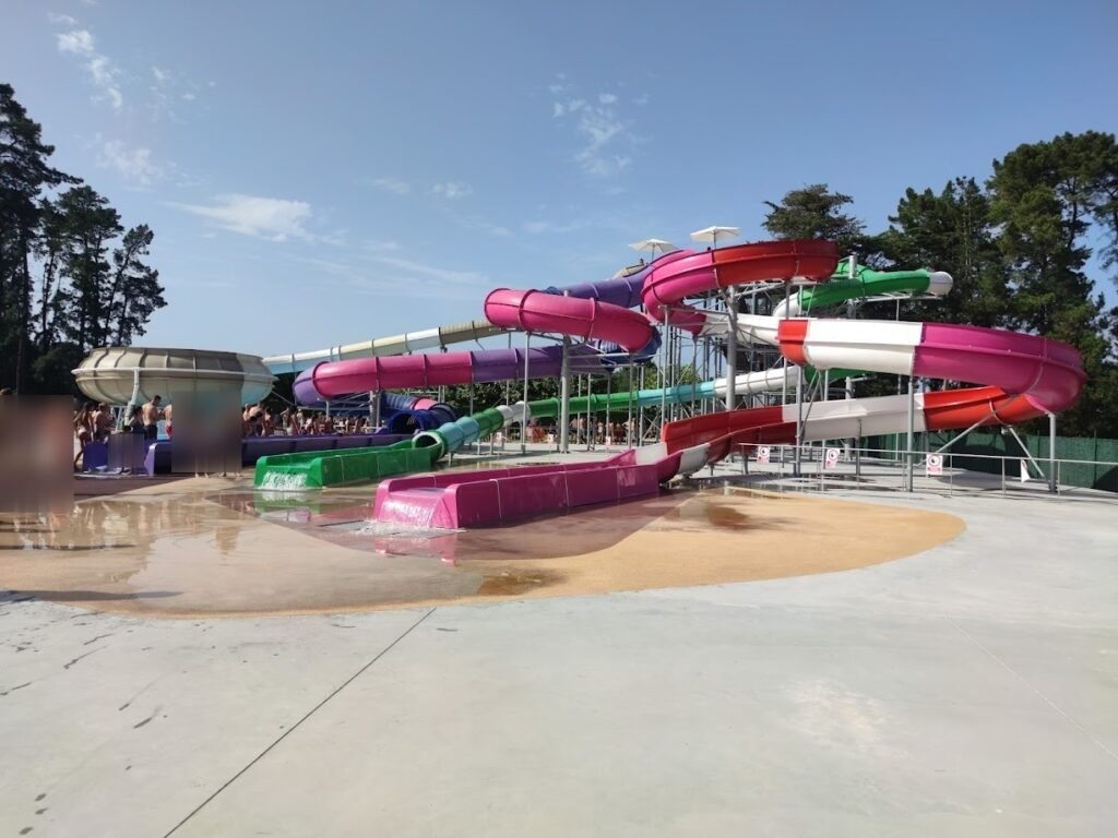 Instalaciones y atracciones del parque Acuático Monterrei Ourense
