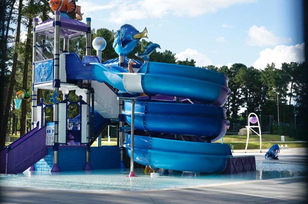 Instalaciones y atracciones del parque Acuático Monterrei Ourense