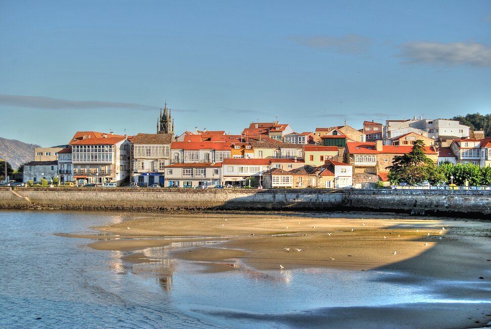 Cee: paseo marítimo y servicios en la Costa da Morte